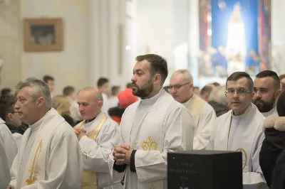 W Wielki Czwartek o godz. 10.00 w naszej Katedrze bp Jan Wątroba przewodniczył Mszy Krzyżma. Jest ona wyrazem jedności i wspólnoty duchowieństwa diecezji. Podczas tej Mszy Świętej biskup poświęcił olej chorych, katechumenów oraz olej krzyżma. Księża koncelebrujący z biskupem Eucharystię odnowili przyrzeczenia kapłańskie.
W koncelebrze wzięli udział bp Kazimierz Górny, bp Edward Białogłowski oraz 204 kapłanów z całej diecezji. W Eucharystii wzięli również udział licznie zebrani ministranci, lektorzy, animatorzy, ceremoniarze, członkowie scholi parafialnych i dziewczęcej służby maryjnej.
Podczas Mszy Świętej zaśpiewał chór Wyższego Seminarium Duchownego pod dyrekcją ks. dra Andrzeja Widaka. Przy organach zasiadł ks. Julian Wybraniec.
Fot. Małgorzata Ryndak