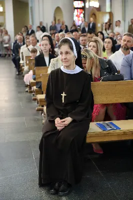 Maj to dla wielu najpiękniejszy miesiąc w roku. W liturgii Kościoła szczególnie wtedy czcimy Maryję oraz radujemy się ze Zmartwychwstania Pańskiego. W niedzielę 8 maja w naszej Katedrze dzieci z klas III doświadczyły równie wielkiej radości po raz pierwszy w pełni uczestnicząc we Mszy Świętej. To niezwykłe spotkanie z Chrystusem w Komunii Świętej zostało poprzedzone przygotowaniem poprzez katechezy w szkole i spotkania w parafii, a także spowiedzią. Poprzez niedzielne Eucharystie o godz. 12.00 i 13.30 celebrowane przez ks. Krzysztofa Gołąbka, proboszcza naszej Katedry, 88 dzieci rozpoczęło wielką przygodę z Jezusem ukrytym w Najświętszym Sakramencie. Towarzyszyli im rodzice, którzy wraz ze swoimi dziećmi przygotowywali się do tego wydarzenia, a także najbliższa rodzina. Posługę w liturgii Mszy Świętej pełniły dzieci pierwszokomunijne oraz ich rodzice.
Wielka radość serc dzieci komunijnych promieniowała na wszystkich uczestników Mszy Świętej i przypominała zebranym na liturgii, że spotkanie z Jezusem Eucharystycznym to przywilej i wielkie szczęście. Czas tej wielkiej radości został przedłużony przez „Biały Tydzień”, w którym dzieci uczestniczyły w wieczornej Eucharystii, przyjmując Jezusa do swoich serc. 

Wszystkim dzieciom, które w tym roku przeżywały swoją Pierwszą Komunię Świętą, życzymy, aby nie gasł w nich zapał do poznawania Jezusa i Jego nauki, a radość, jaka towarzyszyła tym dniom, była nieodłączną towarzyszką ich spotkań z Jezusem w Eucharystii. A s. Julicie i ks. Julianowi dziękujemy za serce włożone w przygotowanie dzieci do tego wielkiego wydarzenia.

fot. Paweł Styka