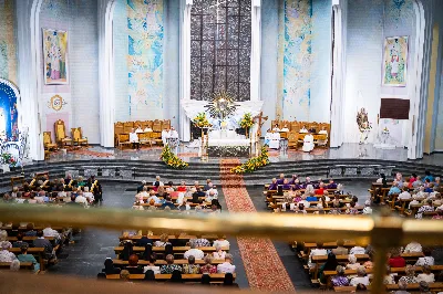 W środę 13 września przeżywaliśmy kolejne w tym roku Nabożeństwo Fatimskie. O godz. 18.40 zostały przedstawione prośby i podziękowania do Matki Bożej Fatimskiej, w intencji których sprawowana była także Msza Święta. Eucharystii przewodniczył i homilię wygłosił ks. Marek Kotwa – wikariusz parafii pw. Św. Michała Archanioła w Rzeszowie. Po Mszy Świętej wyruszyła procesja z figurą Matki Bożej, podczas której modlitwę różańcową prowadzili przedstawiciele parafii pw. Św. Jadwigi Królowej wraz ze swoimi duszpasterzami: ks. Tomaszem Gałuszką oraz ks. Łukaszem Mariuszycem, zaś figurę Matki Bożej nieśli przedstawiciele Bractwa św. Michała Archanioła, Rycerzy Kolumba oraz Związku Strzeleckiego "Strzelec". Modlitwę ubogaciła obecność Orkiestry Dętej pod dyrekcją Tadeusza Cielaka. Nabożeństwo zakończył Apel Jasnogórski. fot. Jola Warchoł