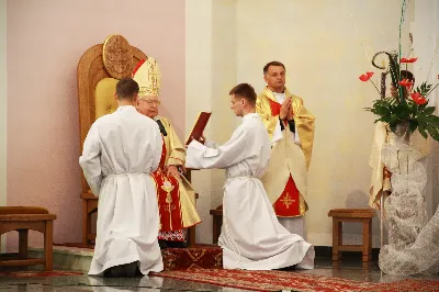 Z pomocą Pana Boga i naszego Zbawiciela, Jezusa Chrystusa, wybieramy tych naszych braci do stanu prezbiteratu”. Tymi słowami, zawartymi w obrzędach święceń, 26 maja br. bp Kazimierz Górny przyjął do grona kapłanów siedemnastu diakonów z Wyższego Seminarium Duchownego w Rzeszowie.
Uroczystą Mszę św. z udzieleniem sakramentu święceń koncelebrowało 110 kapłanów. W homilii Ksiądz Biskup spośród wielu cech, którymi powinien odznaczać się kapłan, wyróżnił wierność Chrystusowi. Odniósł się do obecnych realiów, w których przyjdzie posługiwać neoprezbiterom, a wobec nowych wymagań współczesności, Ksiądz Biskup postawił im za wzór postacie św. Józefa Sebastiana Pelczara oraz błogosławionych kapłanów pochodzących z terenu naszej diecezji: Jana Balickiego, Władysława Findysza, Romana Sitko i Józefa Kowalskiego.
Obrzędy święceń rozpoczęły się po homilii. Najpierw diakoni złożyli przyrzeczenie czci i posłuszeństwa wobec biskupa i jego następców. Następnie wszyscy zgromadzeni, śpiewając Litanię do Wszystkich Świętych, prosili o wylanie Ducha Świętego na kandydatów do prezbiteratu, którzy w tym momencie modlili się leżąc krzyżem. Kluczowym momentem liturgii święceń było nałożenie rąk na głowy diakonów przez Księdza Biskupa i prezbiterów oraz odmówienie modlitwy konsekracyjnej. Od tej chwili diecezja rzeszowska wzbogaciła się o nowych siedemnastu kapłanów, którzy po raz pierwszy celebrowali Eucharystię ze swoim biskupem. Po jej zakończeniu, powierzyli całe swoje kapłańskie życie opiece Maryi - Matce kapłanów.
Dzień święceń kapłańskich jest uroczystością dla całej diecezji. Bowiem tych siedemnastu nowych księży, którzy poświęcili całe swoje życie na ofiarną służbę Bogu, Kościołowi i Ojczyźnie, stanowi wyjątkowo radosny prezent nie tylko dla ich Matek, które obchodziły tego dnia swoje święto, ale są oni darem dla całego Kościoła i diecezji rzeszowskiej, w której będą posługiwać. Neoprezbiterzy pod koniec czerwca otrzymają skierowanie na zastępstwa w parafiach diecezji, a od końca sierpnia rozpoczną pracę jako wikariusze na swoich pierwszych placówkach.

Święcenia przyjęli:

ks. Grzegorz Białoń z Małastowa
ks. Wojciech Chrostowski z Gorlic (Fara)
ks. Mirosław Dziadosz z Jasła (Chrystus Król)
ks. Paweł Gąsior z Rożnowic
ks. Mirosław Głowacki z Chmielowa (diec. sandomierska)
ks. Damian Jacek z Czudca
ks. Mirosław Kardaś ze Strzyżowa (św. J. S. Pelczara)
ks. Tomasz Kołodziej z Trzebosi
ks. Filip Mikuła z Rzeszowa (Katedra)
ks. Mateusz Mycek z Sędziszowa Małopolskiego (Fara)
ks. Marcin Pokrywka z Przeworska (Ojcowie Bernardyni, diec. przemyska)
ks. Nikodem Rybczyk z Gorlic (Fara)
ks. Tomasz Ryczek z Turzy (diec. tarnowska)
ks. Paweł Sikora z Rzeszowa (Zwięczyca - św. Józefa)
ks. Krzysztof Wilczkiewicz z Gorlic (Glinik)
ks. Tomasz Wójcik z Niewodnej
ks. Julian Wybraniec z Rzeszowa (św. Rocha)