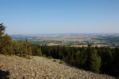 W ostatnią sobotę sierpnia katedralni parafianie pod opieką księdza proboszcza Krzysztofa Gołąbka pielgrzymowali do klasztoru na Świętym Krzyżu oraz Kielc.
Pierwszym punktem był spacer na platformę widokowo-obserwacyjną, gdzie mogliśmy podziwiać jedne z największych gołoborzy w Polsce. Gołoborza łysogórskie tworzą interesujące pola kamieni pośród lasów Puszczy Jodłowej. Nasyceni malowniczymi widokami udaliśmy się do Klasztoru Oblatów, gdzie z przewodnikiem zwiedziliśmy kryptę księcia Jeremiego Wiśniowieckiego, poznaliśmy historię powstawania Klasztoru oraz jego burzliwe dzieje. Zwiedziliśmy muzeum misyjne Ojców Oblatów i dotarliśmy do kaplicy, gdzie znajdują się relikwie drzewa Krzyża Świętego. W skupieniu i refleksji uczestniczyliśmy w modlitwie, błogosławieństwie i ucałowaniu relikwiarza.
Najważniejszym punktem na naszym pielgrzymim szlaku była Msza Święta sprawowana przez księdza proboszcza Krzysztofa Gołąbka w intencjach wszystkich uczestników pielgrzymki. Była ona dla nas szczególnym przeżyciem, ponieważ była odprawiana w Bazylice Mniejszej pw. Trójcy Świętej, sąsiadującej z kaplicą, w której znajduje się cząstka Ziemi Świętej – relikwie Świętego Krzyża. Po Mszy Świętej przyszedł czas na indywidualne zwiedzanie – wykorzystaliśmy go, aby wejść na platformę widokową wieży, skąd rozpościerają się wspaniałe i zachwycające widoki.
Następnie pojechaliśmy do Kielc, gdzie przy słonecznej pogodzie spacerowaliśmy po Rezerwacie Kadzielnia, podziwiając dawny kamieniołom, Skałkę Geologów, Pomnik Dekalogu oraz amfiteatr kielecki.
Z uwagi na wspaniały wystrój i wyjątkowe zabytki Bazyliki Katedralnej Wniebowzięcia Najświętszej Maryi Panny, ta świątynia na długo pozostanie w naszej pamięci. Podziwialiśmy również znajdujący się obok Bazyliki były Pałac Biskupów Krakowskich (obecnie znajduje się tam Muzeum Narodowe) oraz znajdujący się za nim ogród włoski.
Wycieczkę zakończyliśmy spacerem po rynku kieleckim, gdzie mogliśmy zobaczyć wyjątkowe mieszczańskie kamienice sprzed 150 lat.
Czas pielgrzymki był dla wszystkich pielgrzymów dobrze i owocnie spędzonym dniem. Nie zabrakło w nim modlitwy i refleksji, a także zachwytu nad pięknem przyrody i historycznymi zabytkami. Zachęcamy wszystkich do udziału w kolejnych pielgrzymkach.
Agnieszka i Arkadiusz Sowa
fot. Andrzej Kotowicz 