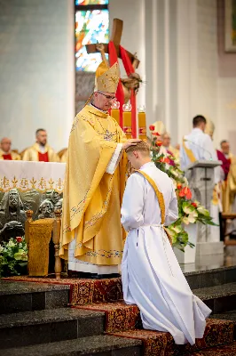 „Na swoje życie i swoje kapłaństwo trzeba popatrzeć w świetle Bożej miłości. Inaczej go nie pojmiemy ani my, ani ci, którzy będą na nas patrzeć” – mówił bp Jan Wątroba podczas Mszy św. z udzieleniem święceń prezbiteratu. 4 czerwca 2022 r. w kościele katedralnym jedenastu diakonów diecezji rzeszowskiej przyjęło sakrament kapłaństwa.
Do grona neoprezbiterów diecezji rzeszowskiej należą: ks. Sebastian Bełz z parafii w Nienadówce, ks. Krzysztof Lampart z parafii w Rudnej Wielkiej, ks. Mateusz Łachmanek z parafii w Lipinkach, ks. Karol Migut z parafii w Jasionce, ks. Marcin Murawski z parafii katedralnej w Rzeszowie, ks. Adrian Pazdan z parafii w Zagorzycach, ks. Tomasz Sienicki z parafii w Bieździedzy, ks. Dominik Świeboda z parafii w Palikówce, ks. Piotr Wąsacz z parafii bł. Władysława Findysza w Rzeszowie, ks. Mateusz Wojtuń z parafii w Święcanach oraz ks. Wiktor Zoła z parafii w Cieklinie.
Mszy św. przewodniczył i święceń udzielił bp Jan Wątroba. Eucharystię koncelebrowało około osiemdziesięciu księży, m.in: przełożeni Wyższego Seminarium Duchownego w Rzeszowie oraz proboszczowie i wikariusze z parafii rodzinnych neoprezbiterów. W Mszy św. uczestniczył abp Edward Nowak, bp Kazimierz Górny i bp Edward Białogłowski.
Zebranych w kościele katedralnym powitał ks. Krzysztof Gołąbek, proboszcz parafii.
W homilii bp Jan Wątroba nawiązał do słów z Ewangelii według św. Jana w których Chrystus tłumaczy co to znaczy być dobrym pasterzem. „Być kapłanem w Kościele Chrystusowym to znaczy mieć udział w Jego pasterskiej misji i stale upodabniać się do Dobrego Pasterza, który zna owce, karmi je, broni i jest gotów oddać życie dla ich dobra” – mówił hierarcha.
Po homilii odbył się obrzędy święceń: przyrzeczenie czci i posłuszeństwa Biskupowi Ordynariuszowi, Litania do Wszystkich Świętych podczas której kandydaci leżeli krzyżem, nałożenie rąk, modlitwa święceń oraz namaszczenie rąk krzyżmem i wręczenie chleba i wina. Podczas Liturgii Eucharystycznej nowo wyświęceni po raz pierwszy wyciągnęli dłonie nad chlebem i winem wypowiadając słowa konsekracji.
Na zakończenie Mszy św. ks. Tomasz Sienicki, podziękował w imieniu nowo wyświęconych wszystkim, którzy przyczynili się do przygotowania ich do kapłaństwa. Słowa wdzięczności, m.in. przełożonym Wyższego Seminarium Duchownego w Rzeszowie i rodzicom neoprezbiterów, wypowiedział bp Jan Wątroba. 
W drodze do zakrystii neoprezbiterzy zatrzymali się przy figurze Matki Bożej Fatimskiej zawierzając swoje kapłaństwo Matce Bożej.
W niedzielę, 5 czerwca, w Uroczystość Zesłania Ducha Świętego, neoprezbiterzy będą sprawować w swoich rodzinnych parafiach uroczyste Msze św. prymicyjne, a w najbliższych tygodniach otrzymają skierowania do parafii.

Fot. ks. Jakub Nagi oraz biala-wrona.pl
