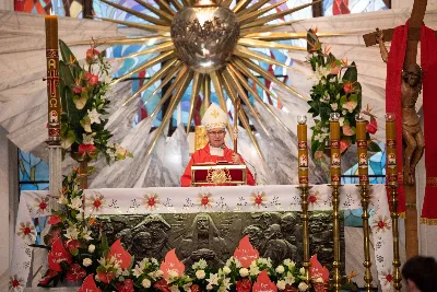 9 kwietnia w Katedrze 42 młodych osób z parafii katedralnej oraz 14 parafii Matki Bożej Częstochowskiej w Rzeszowie (Drabinianka) otrzymało sakrament bierzmowania, którego udzielił bp Jan Wątroba.
Przygotowania młodzieży trwały 2 lata, a odbywały się pod okiem ks. Krzysztofa, ks. Pawła, ks. Szczepana, s. Ewy oraz pani Agnieszki i obejmowały m.in. katechezy, spotkania formacyjne, a także przystąpienie do sakramentu pokuty. We wtorkowy wieczór kandydaci wraz ze swoimi świadkami, rodzicami, chrzestnymi czy też dziadkami zgromadzili się w Katedrze, by prosić o dary Ducha Świętego, umacniające w mężnym wyznawaniu wiary i postępowaniu według jej zasad.
Wszystkich zgromadzonych w świątyni przywitał ks. Krzysztof Gołąbek – proboszcz parafii katedralnej. Mszę Świętą koncelebrowali także ks. Tadeusz Pindara – proboszcz parafii Matki Bożej Częstochowskiej oraz kapłani posługujący w obydwu parafiach.
Następnie prośbę o udzielenie sakramentu bierzmowania zgromadzonym młodym oraz o modlitwę skierowali do Księdza Biskupa rodzice kandydatów.
W homilii bp Jan zachęcił młodych, aby w tym wyjątkowym dniu obrali Ducha Świętego za życiowego przewodnika towarzszącego im przy ważnych wyborach czy podchodzeniu do egzaminów – także tych życiowych. Wyjaśnił również znaczenie imienia Ducha Świętego – Paraklet – które tłumaczone z jęz. greckiego oznacza obrońcę, adwokata – nigdy prokuratora, nawet nie sędziego.
Będziecie moimi świadkami, gdy was umocni Duch Święty – mówi Pan Jezus. Niech nie będzie niedzieli i uroczystości bez udziału we Mszy Świętej – to jest moment dawania świadectwa. Właśnie przez zaangażowane, pełne uczestnictwo w najpiękniejszej modlitwie, jaką ma Kościół, czyli w Mszy Świętej, zdacie egzamin ze swojej dojrzałości chrześcijańskiej.
Na koniec celebrans odwołał się do obchodzonej poprzedniego dnia Uroczystości Zwiastowania Pańskiego i postawy Maryi wobec planu Bożego w Jej życiu oraz drogi, przez którą prowadził Ją Duch Święty. Podkreślił, że właśnie Maryja uczy, jak być uczennicą Ducha Świętego.
Po homilii miało miejsce odnowienie przyrzeczeń chrzcielnych. Następnie odbyła się najważniejsza część uroczystości – modlitwa Księdza Biskupa oraz namaszczenie krzyżmem każdego kandydata.
Sakrament bierzmowania jest koniecznym dopełnieniem sakramentu chrztu i wiąże się również z obraniem konkretnego patrona, którego życie i przymioty są wzorem dla młodego człowieka otrzymującego Ducha Świętego. Kandydat do bierzmowania ma więc okazję wybrać sobie świętego czy błogosławionego, którego droga do świętości najbardziej go zachwyciła. Może być to patron, którego imię nosi już od chrztu; może też wybrać sobie drugiego patrona. 
W związku z tym podczas namaszczenia krzyżmem biskup zwraca się do bierzmowanego nowo wybranym imieniem.
Po liturgii sakramentu bierzmowania miała miejsce modlitwa powszechna i liturgia eucharystyczna. Na koniec młodzi złożyli podziękowania Księdzu Biskupowi, Księżom Proboszczom oraz wszystkim, którzy poprzez swój wkład, posługę i zaangażowanie przyczynili się do przygotowania oraz przeżycia tej wyjątkowej uroczystości. Pamiątką było wspólne zdjęcie po zakończonej Mszy Świętej.
Posługę muzyczną w czasie uroczystości pełniła Katedralna Schola Liturgiczna pod dyrekcją ks. Juliana Wybrańca.

fot. Leszek Drzał
