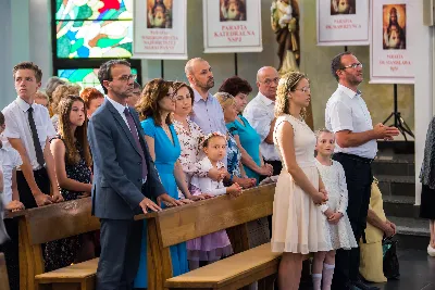 W poniedziałek 13 lipca przeżywaliśmy uroczyste Nabożeństwo Fatimskie. Naszym modlitwom przewodniczył o. Sebastian Chmiel, misjonarz kombonianin. O godz. 18.40 zostały przedstawione prośby i podziękowania do Matki Bożej Fatimskiej, w intencji których sprawowana była także Msza Święta. Po Mszy Świętej wyruszyła procesja z figurą Matki Bożej. Nabożeństwo zakończył Apel Jasnogórski. fot. Joanna Prasoł