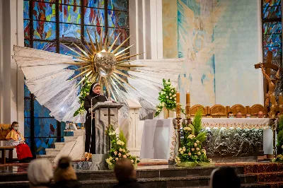 Mszy Świętej w święto Ofiarowania Pańskiego przewodniczył bp Jan Wątroba. W Eucharystii z okazji Dnia Życia Konsekrowanego uczestniczyli przedstawiciele sióstr i braci zakonnych, pustelnic, dziewic i wdów konsekrowanych oraz członków instytutów świeckich. Eucharystię koncelebrował ks. Stanisław Kamiński, wikariusz biskupi ds. zakonnych, a także 8 kapłanów. Homilię wygłosił bp Jan Wątroba. Śpiew podczas Mszy Świętej prowadziła Katedralna Schola Liturgiczna pod kierunkiem ks. Juliana Wybrańca przy akompaniamencie organowym Wiesława Siewierskiego. Fot. Paulina Lęcznar