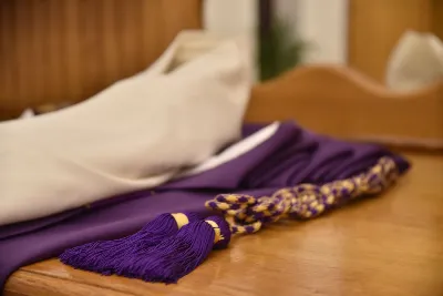 Mszy św. w Środę Popielcową na rozpoczęcie Wielkiego Postu w katedrze rzeszowskiej przewodniczył bp Jan Wątroba. Eucharystię koncelebrowali: ks. Łukasz Cyrnek, ks. Krzysztof Golas, ks. Krzysztof Gołąbek, ks. Sławomir Jeziorski, ks. Dominik Kiełb, ks. Jakub Nagi i ks. Nikodem Rybczyk.
Homilię wygłosił ks. Julian Wybraniec, wikariusz parafii katedralnej. Kaznodzieja w rozważaniu mówił o symbolice popiołu, którym w Środę Popielcową posypuje się głowy uczestników liturgii.
Po homilii odbył się obrzęd wybrania i wpisania imion do księgi katechumenów dwóch kobiet, które, jako dorosłe, przygotowują się do przyjęcia sakramentów inicjacji chrześcijańskiej.
Następnie odbył się obrzęd posypania popiołem.
Podczas Mszy św. posługę muzyczną pełniła Katedralna Schola Liturgiczna. Eucharystia była transmitowana przez Katolickie Radio VIA.
fot. ks. Jakub Oczkowicz