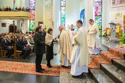 Uroczystość Chrystusa Króla to także święto Akcji Katolickiej i KSM-u. Centralnej uroczystości w Katedrze przewodniczył biskup diecezjalny Jan Wątroba. Eucharystię koncelebrowało 25 księży, wśród nich ks. Stanisław Potera – asystent diecezjalny AK i ks. Tomasz Ryczek – asystent diecezjalny KSM. Po wyznaniu wiary 88 młodych osób złożyło przyrzeczenie Katolickiego Stowarzyszenia Młodzieży. Obrzęd przyrzeczenia prowadził Paweł Grodzki – prezes KSM Diecezji Rzeszowskiej. Ceremonia zakończyła się odśpiewaniem hymnu KSM i zawołaniem: „Przez cnotę, naukę i pracę, służyć Bogu i Ojczyźnie, Gotów!”

Po Komunii św. bp Jan Wątroba, razem z ks. Stanisławem Poterą, wręczył nominacje 20 nowym prezesom oddziałów parafialnych Akcji Katolickiej. Krótkie przemówienia wypowiedzieli kolejno: Jeremi Kalkowski – prezes Zarządu Diecezjalnego Instytutu AK i Paweł Grodzki.

Po Komunii św. wszyscy zebrani uklękli przed Najświętszym Sakramentem. Biskup Ordynariusz odczytał Jubileuszowy Akt Przyjęcia Jezusa Chrystusa za Króla i Pana.

Po Mszy św. bp Jan Wątroba wręczył odznaki i legitymacje nowym członkom KSM.

fot. Fotografiarzeszow