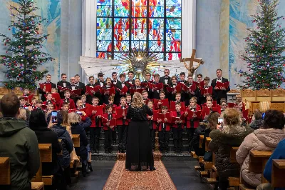 W niedzielę 22 stycznia 2023 r. podczas Mszy Świętej o godz. 12.00 posługę muzyczną podjął nasz Katedralny Chór Chłopięco-Męski „Pueri Cantores Resovienses” pod dyrekcją Edyty Kotuli oraz Angeliki Pacuty. Po Eucharystii miał miejsce koncert Chóru, w którego programie znalazł się bogaty repertuar kolęd, pastorałek i bożonarodzeniowych pieśni. 
Podczas koncertu wystąpili gościnnie: sopranistka – Katarzyna Bembenek wraz z akompaniatorem – Grzegorzem Mazurem oraz skrzypek Paweł Dubiel, któremu towarzyszył chórzysta i pianista – Maksymilian Rogóż.
fot. Joanna Prasoł
