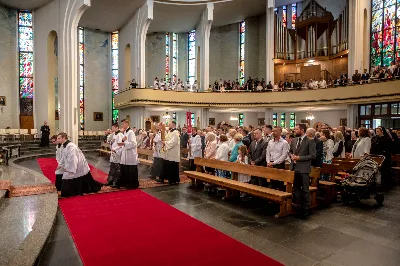 „Na swoje życie i swoje kapłaństwo trzeba popatrzeć w świetle Bożej miłości. Inaczej go nie pojmiemy ani my, ani ci, którzy będą na nas patrzeć” – mówił bp Jan Wątroba podczas Mszy św. z udzieleniem święceń prezbiteratu. 4 czerwca 2022 r. w kościele katedralnym jedenastu diakonów diecezji rzeszowskiej przyjęło sakrament kapłaństwa.
Do grona neoprezbiterów diecezji rzeszowskiej należą: ks. Sebastian Bełz z parafii w Nienadówce, ks. Krzysztof Lampart z parafii w Rudnej Wielkiej, ks. Mateusz Łachmanek z parafii w Lipinkach, ks. Karol Migut z parafii w Jasionce, ks. Marcin Murawski z parafii katedralnej w Rzeszowie, ks. Adrian Pazdan z parafii w Zagorzycach, ks. Tomasz Sienicki z parafii w Bieździedzy, ks. Dominik Świeboda z parafii w Palikówce, ks. Piotr Wąsacz z parafii bł. Władysława Findysza w Rzeszowie, ks. Mateusz Wojtuń z parafii w Święcanach oraz ks. Wiktor Zoła z parafii w Cieklinie.
Mszy św. przewodniczył i święceń udzielił bp Jan Wątroba. Eucharystię koncelebrowało około osiemdziesięciu księży, m.in: przełożeni Wyższego Seminarium Duchownego w Rzeszowie oraz proboszczowie i wikariusze z parafii rodzinnych neoprezbiterów. W Mszy św. uczestniczył abp Edward Nowak, bp Kazimierz Górny i bp Edward Białogłowski.
Zebranych w kościele katedralnym powitał ks. Krzysztof Gołąbek, proboszcz parafii.
W homilii bp Jan Wątroba nawiązał do słów z Ewangelii według św. Jana w których Chrystus tłumaczy co to znaczy być dobrym pasterzem. „Być kapłanem w Kościele Chrystusowym to znaczy mieć udział w Jego pasterskiej misji i stale upodabniać się do Dobrego Pasterza, który zna owce, karmi je, broni i jest gotów oddać życie dla ich dobra” – mówił hierarcha.
Po homilii odbył się obrzędy święceń: przyrzeczenie czci i posłuszeństwa Biskupowi Ordynariuszowi, Litania do Wszystkich Świętych podczas której kandydaci leżeli krzyżem, nałożenie rąk, modlitwa święceń oraz namaszczenie rąk krzyżmem i wręczenie chleba i wina. Podczas Liturgii Eucharystycznej nowo wyświęceni po raz pierwszy wyciągnęli dłonie nad chlebem i winem wypowiadając słowa konsekracji.
Na zakończenie Mszy św. ks. Tomasz Sienicki, podziękował w imieniu nowo wyświęconych wszystkim, którzy przyczynili się do przygotowania ich do kapłaństwa. Słowa wdzięczności, m.in. przełożonym Wyższego Seminarium Duchownego w Rzeszowie i rodzicom neoprezbiterów, wypowiedział bp Jan Wątroba. 
W drodze do zakrystii neoprezbiterzy zatrzymali się przy figurze Matki Bożej Fatimskiej zawierzając swoje kapłaństwo Matce Bożej.
W niedzielę, 5 czerwca, w Uroczystość Zesłania Ducha Świętego, neoprezbiterzy będą sprawować w swoich rodzinnych parafiach uroczyste Msze św. prymicyjne, a w najbliższych tygodniach otrzymają skierowania do parafii.

Fot. ks. Jakub Nagi oraz biala-wrona.pl
