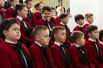 W niedzielę Chrztu Pańskiego w Katedrze Rzeszowskiej wybrzmiały najpiękniejsze polskie kolędy i pastorałki wykonane przez Katedralny Chór Chłopięco-Męski Pueri Cantores Resovienses pod dyrekcją Marcina Florczaka. Chór miał okazję wystąpić kilkukrotnie w Katedrze w czasie liturgicznego okresu Bożego Narodzenia uświetniając swym śpiewem obchodzone uroczystości. Miało to miejsce podczas mszy świętych w niedzielę Świętej Rodziny, w święto św. Jana Apostoła z okazji imienin księdza biskupa Jana Wątroby oraz w uroczystość Objawienia Pańskiego z okazji kolejnej rocznicy przyjęcia sakry biskupiej przez księży biskupów Kazimierza Górnego i Edwarda Białogłowskiego. W ubiegłą niedzielę (9.01) po Mszy Świętej o godz. 12:00 można było znów usłyszeć wiele pięknych, znanych polskich kolęd w wykonaniu chóru, m. in. Bóg się rodzi, Tryumfy Króla Niebieskiego, Przybieżeli do Betlejem czy Cicha noc. Wybrzmiały także mniej znane, ale równie piękne pastorałki: Cicho, cicho pastuszkowie w wykonaniu solisty Eryka Chudzika czy Kołysanka Józefa w wykonaniu solisty Tomasza Nowaka. Solową partią popisał się także Jan Żmuda  w kolędzie Jezus malusieńki. Solistom akompaniował na pianinie chórzysta Maksymilian Rogóż. Chór wykonał także po dwa utwory na głosy męskie (W żłobie leży i Mizerna cicha) oraz na głosy dziecięce (Gore gwiazda i My też pastuszkowie).  Kolędowanie wpisuje się zarówno w kanon liturgii Kościoła katolickiego, jak i w naszą narodową tradycję. Dlatego wszyscy chętnie słuchają tych utworów, jednocześnie włączając się we wspólny śpiew. Także tym razem na zakończenie spotkania Panu Dyrygentowi udało się porwać zgromadzonych wiernych do wspólnego wykonania kolędy Wśród nocnej ciszy. Działalność Katedralnego Chóru Chłopięco-Męskiego Pueri Cantores Resovienses można wesprzeć przekazując 1% podatku na OPP Katolickie Towarzystwo Śpiewacze KRS 0000050601 lub wpłacając darowiznę na cele statutowe na konto bankowe podane na stronie resovienses.org. Beata Świerad fot. Joanna Prasoł