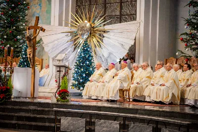 W Wielki Czwartek, 18 kwietnia 2019 r., w rzeszowskiej katedrze odbyła się Msza Krzyżma, w której uczestniczyło 243 kapłanów. Mszy św. przewodniczył bp Jan Wątroba. W koncelebrze uczestniczyli m.in.: bp Kazimierz Górny, bp Edward Białogłowski oraz infułaci: ks. Stanisław Mac i ks. Wiesław Szurek. Podczas Eucharystii bardzo licznie była reprezentowana Liturgiczna Służba Ołtarza: lektorzy, ministranci, dziewczęca służba maryjna i schole.  Po Komunii św. bp Jan Wątroba poświęcił olej krzyżma, który jest używany m.in. podczas udzielania sakramentu chrztu, bierzmowania i święceń kapłańskich. Wcześniej biskup pobłogosławił olej chorych i olej katechumenów.  Przed błogosławieństwem ks. Zbigniew Irzyk, dziekan dekanatu Jasło-Wschód, proboszcz parafii farnej w Jaśle, w imieniu wszystkich kapłanów złożył biskupom świąteczne życzenia. Biskupom złożyli życzenia również przedstawiciele Liturgicznej Służby Ołtarza.  Już po Mszy św. dziekani lub ich przedstawiciele odebrali poświęcone oleje.  fot. ks. Tomasz Nowak 