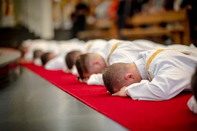 „Na swoje życie i swoje kapłaństwo trzeba popatrzeć w świetle Bożej miłości. Inaczej go nie pojmiemy ani my, ani ci, którzy będą na nas patrzeć” – mówił bp Jan Wątroba podczas Mszy św. z udzieleniem święceń prezbiteratu. 4 czerwca 2022 r. w kościele katedralnym jedenastu diakonów diecezji rzeszowskiej przyjęło sakrament kapłaństwa.
Do grona neoprezbiterów diecezji rzeszowskiej należą: ks. Sebastian Bełz z parafii w Nienadówce, ks. Krzysztof Lampart z parafii w Rudnej Wielkiej, ks. Mateusz Łachmanek z parafii w Lipinkach, ks. Karol Migut z parafii w Jasionce, ks. Marcin Murawski z parafii katedralnej w Rzeszowie, ks. Adrian Pazdan z parafii w Zagorzycach, ks. Tomasz Sienicki z parafii w Bieździedzy, ks. Dominik Świeboda z parafii w Palikówce, ks. Piotr Wąsacz z parafii bł. Władysława Findysza w Rzeszowie, ks. Mateusz Wojtuń z parafii w Święcanach oraz ks. Wiktor Zoła z parafii w Cieklinie.
Mszy św. przewodniczył i święceń udzielił bp Jan Wątroba. Eucharystię koncelebrowało około osiemdziesięciu księży, m.in: przełożeni Wyższego Seminarium Duchownego w Rzeszowie oraz proboszczowie i wikariusze z parafii rodzinnych neoprezbiterów. W Mszy św. uczestniczył abp Edward Nowak, bp Kazimierz Górny i bp Edward Białogłowski.
Zebranych w kościele katedralnym powitał ks. Krzysztof Gołąbek, proboszcz parafii.
W homilii bp Jan Wątroba nawiązał do słów z Ewangelii według św. Jana w których Chrystus tłumaczy co to znaczy być dobrym pasterzem. „Być kapłanem w Kościele Chrystusowym to znaczy mieć udział w Jego pasterskiej misji i stale upodabniać się do Dobrego Pasterza, który zna owce, karmi je, broni i jest gotów oddać życie dla ich dobra” – mówił hierarcha.
Po homilii odbył się obrzędy święceń: przyrzeczenie czci i posłuszeństwa Biskupowi Ordynariuszowi, Litania do Wszystkich Świętych podczas której kandydaci leżeli krzyżem, nałożenie rąk, modlitwa święceń oraz namaszczenie rąk krzyżmem i wręczenie chleba i wina. Podczas Liturgii Eucharystycznej nowo wyświęceni po raz pierwszy wyciągnęli dłonie nad chlebem i winem wypowiadając słowa konsekracji.
Na zakończenie Mszy św. ks. Tomasz Sienicki, podziękował w imieniu nowo wyświęconych wszystkim, którzy przyczynili się do przygotowania ich do kapłaństwa. Słowa wdzięczności, m.in. przełożonym Wyższego Seminarium Duchownego w Rzeszowie i rodzicom neoprezbiterów, wypowiedział bp Jan Wątroba. 
W drodze do zakrystii neoprezbiterzy zatrzymali się przy figurze Matki Bożej Fatimskiej zawierzając swoje kapłaństwo Matce Bożej.
W niedzielę, 5 czerwca, w Uroczystość Zesłania Ducha Świętego, neoprezbiterzy będą sprawować w swoich rodzinnych parafiach uroczyste Msze św. prymicyjne, a w najbliższych tygodniach otrzymają skierowania do parafii.

Fot. ks. Jakub Nagi oraz biala-wrona.pl
