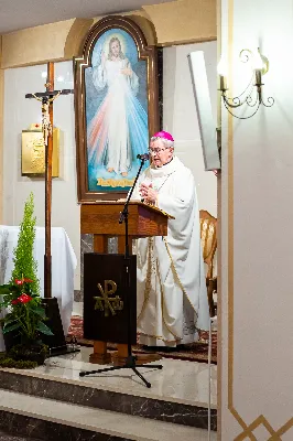 „Nasza wdzięczność jest szczególna wobec osób konsekrowanych za ich czytelne świadectwo wiary i za to, że żyjąc wiarą na co dzień ukazują chrystusowy styl życia” – mówił biskup Jan Wątroba podczas Mszy św. w katedrze rzeszowskiej w święto Ofiarowania Pańskiego. W Eucharystii, z okazji swojego święta patronalnego, uczestniczyły osoby konsekrowane posługujące w diecezji rzeszowskiej.
Mszy św. w katedrze rzeszowskiej przewodniczył bp Jan Wątroba, który modlił się w intencji osób konsekrowanych, przeżywających w święto Ofiarowania Pańskiego (02.02.) swoje święto patronalne. Eucharystię koncelebrował ks. Stanisław Kamiński, wikariusz biskupi ds. zakonnych, a także 9 kapłanów.
Na początku Mszy św. ks. Stanisław Kamiński powitał zebranych i wprowadził w przeżywaną liturgię. Następnie odbył się obrzęd błogosławieństwa świec i procesja z dolnego kościoła do głównej części katedry rzeszowskiej
Homilię wygłosił bp Jan Wątroba, który w pierwszej części, odnosząc się do przeżywanego święta, nawiązał do postawy Matki Najświętszej i św. Józefa. „Maryja uczy nas, że wierność Bogu oznacza wypełnianie prawa Bożego. Ona wypełniła wszystko bez wyjątku. Choć sama nie potrzebowała oczyszczenia, pozostała jednak posłuszna prawu. Skromna, prosta, uboga kobieta, poddana Bogu. W postawie Maryi i Józefa można dostrzec piękną lekcję dla rodziców i wychowawców. Rodzice powinni przedstawiać, czyli zawierzać swoje dzieci Panu Bogu. To jest gest wdzięczności wobec Stwórcy, a także znak wielkiej pokory wobec niełatwej misji rodzicielskiej i wychowawczej. Pełny rozwój człowieka dokonuje się dzięki Bożej łasce, a rodzice powinni się czuć narzędziem Bożej łaski, dlatego powinni często błogosławić swoje dzieci, modlić się za nie i z nimi oraz wciąż na nowo zawierzać je Panu Bogu” – mówił bp Wątroba.
Biskup Rzeszowski odnosząc się do obchodzonego Dnia życia konsekrowanego powiedział: „Trzy elementy wspólnoty: słowo, wierność i otwarcie na Ducha Świętego stanowią istotę życia każdej osoby konsekrowanej. Rozważać słowo Boże, trwać wiernie na modlitwie i być otwartym na to, co Duch Święty chce nam powiedzieć, to wypełnić powołanie do życia konsekrowanego, a jednocześnie wyznać wiarę w Kościół Chrystusowy. Nasza wdzięczność jest szczególna wobec osób konsekrowanych za ich czytelne świadectwo wiary i za to, że żyjąc wiarą na co dzień ukazują chrystusowy styl życia. Towarzyszą nam przez swoją pełną zatroskania miłosierną obecność, ale także przez milczącą obecność przepełnioną modlitwą w intencjach Kościoła, świata, a także poszczególnych osób i wspólnot”.
Po homilii osoby konsekrowane zgromadzone w katedrze odnowiły swoje przyrzeczenia.
Na zakończenie liturgii s. Agata Jakieła CSFN, referentka diecezjalna ds. życia konsekrowanego, podziękowała bp. Janowi Wątrobie za przewodniczenie liturgii i modlitwę w intencji osób życia konsekrowanego.
W Eucharystii w rzeszowskiej katedrze uczestniczyło prawie 100 osób życia konsekrowanego, a pośród nich ojcowie i bracia zakonni, siostry zakonne, wdowy i dziewice konsekrowane oraz członkowie instytutów świeckich. Śpiewy podczas liturgii wykonała Katedralna Schola Liturgiczna pod dyrekcją ks. Juliana Wybrańca, a przy organach zasiadł katedralny organista – Wiesław Siewierski. 

fot. Jola Warchoł