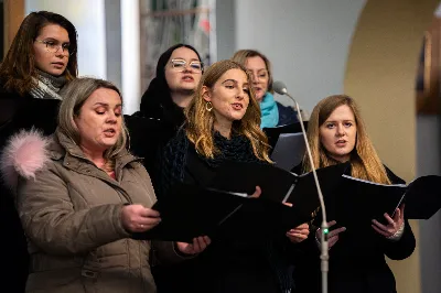 „Nasza wdzięczność jest szczególna wobec osób konsekrowanych za ich czytelne świadectwo wiary i za to, że żyjąc wiarą na co dzień ukazują chrystusowy styl życia” – mówił biskup Jan Wątroba podczas Mszy św. w katedrze rzeszowskiej w święto Ofiarowania Pańskiego. W Eucharystii, z okazji swojego święta patronalnego, uczestniczyły osoby konsekrowane posługujące w diecezji rzeszowskiej.
Mszy św. w katedrze rzeszowskiej przewodniczył bp Jan Wątroba, który modlił się w intencji osób konsekrowanych, przeżywających w święto Ofiarowania Pańskiego (02.02.) swoje święto patronalne. Eucharystię koncelebrował ks. Stanisław Kamiński, wikariusz biskupi ds. zakonnych, a także 9 kapłanów.
Na początku Mszy św. ks. Stanisław Kamiński powitał zebranych i wprowadził w przeżywaną liturgię. Następnie odbył się obrzęd błogosławieństwa świec i procesja z dolnego kościoła do głównej części katedry rzeszowskiej
Homilię wygłosił bp Jan Wątroba, który w pierwszej części, odnosząc się do przeżywanego święta, nawiązał do postawy Matki Najświętszej i św. Józefa. „Maryja uczy nas, że wierność Bogu oznacza wypełnianie prawa Bożego. Ona wypełniła wszystko bez wyjątku. Choć sama nie potrzebowała oczyszczenia, pozostała jednak posłuszna prawu. Skromna, prosta, uboga kobieta, poddana Bogu. W postawie Maryi i Józefa można dostrzec piękną lekcję dla rodziców i wychowawców. Rodzice powinni przedstawiać, czyli zawierzać swoje dzieci Panu Bogu. To jest gest wdzięczności wobec Stwórcy, a także znak wielkiej pokory wobec niełatwej misji rodzicielskiej i wychowawczej. Pełny rozwój człowieka dokonuje się dzięki Bożej łasce, a rodzice powinni się czuć narzędziem Bożej łaski, dlatego powinni często błogosławić swoje dzieci, modlić się za nie i z nimi oraz wciąż na nowo zawierzać je Panu Bogu” – mówił bp Wątroba.
Biskup Rzeszowski odnosząc się do obchodzonego Dnia życia konsekrowanego powiedział: „Trzy elementy wspólnoty: słowo, wierność i otwarcie na Ducha Świętego stanowią istotę życia każdej osoby konsekrowanej. Rozważać słowo Boże, trwać wiernie na modlitwie i być otwartym na to, co Duch Święty chce nam powiedzieć, to wypełnić powołanie do życia konsekrowanego, a jednocześnie wyznać wiarę w Kościół Chrystusowy. Nasza wdzięczność jest szczególna wobec osób konsekrowanych za ich czytelne świadectwo wiary i za to, że żyjąc wiarą na co dzień ukazują chrystusowy styl życia. Towarzyszą nam przez swoją pełną zatroskania miłosierną obecność, ale także przez milczącą obecność przepełnioną modlitwą w intencjach Kościoła, świata, a także poszczególnych osób i wspólnot”.
Po homilii osoby konsekrowane zgromadzone w katedrze odnowiły swoje przyrzeczenia.
Na zakończenie liturgii s. Agata Jakieła CSFN, referentka diecezjalna ds. życia konsekrowanego, podziękowała bp. Janowi Wątrobie za przewodniczenie liturgii i modlitwę w intencji osób życia konsekrowanego.
W Eucharystii w rzeszowskiej katedrze uczestniczyło prawie 100 osób życia konsekrowanego, a pośród nich ojcowie i bracia zakonni, siostry zakonne, wdowy i dziewice konsekrowane oraz członkowie instytutów świeckich. Śpiewy podczas liturgii wykonała Katedralna Schola Liturgiczna pod dyrekcją ks. Juliana Wybrańca, a przy organach zasiadł katedralny organista – Wiesław Siewierski. 

fot. Jola Warchoł