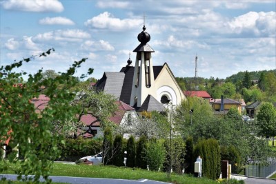 15 maja 2021 r. bp Edward Białogłowski w kościele parafialnym w Lipinkach udzielił święceń diakonatu 12 klerykom Wyższego Seminarium Duchownego w Rzeszowie, w tym naszemu rodakowi - kl. Marcinowi Murawskiemu.  Eucharystię koncelebrowało ponad 40 księży, m.in. ks. Krzysztof Gołąbek - proboszcz naszej Katedry, ks. Marcin Pater - wikariusz katedralny, a także proboszczowie parafii, z których pochodzą diakoni oraz przełożeni i wykładowcy Wyższego Seminarium Duchownego w Rzeszowie. "Od dzisiaj skończcie modlitwy o rozpoznawanie powołania – Matka Kościół stwierdza, że macie powołanie. Teraz się módlcie, żeby wytrwać w powołaniu. Kto wytrwa do końca, ten będzie zbawiony. A szatan nikomu nie daje spokoju, do wszystkich podchodzi z propozycjami zdrady i odejścia, łącznie z Panem Jezusem, którego kusił na pustyni” – mówił w homilii bp Edward. Po Litanii do Wszystkich Świętych bp Edward Białogłowski udzielił święceń diakonatu 12 klerykom piątego roku Wyższego Seminarium Duchownego w Rzeszowie. Święcenia otrzymali: Sebastian Bełz (parafia Nienadówka), Krzysztof Lampart (parafia Rudna Wielka), Mateusz Łachmanek (parafia Lipinki), Karol Migut (parafia Jasionka), Marcin Murawski (parafia katedralna w Rzeszowie), Adrian Pazdan (parafia Zagorzyce), Tomasz Sienicki (parafia Bieździedza), Dominik Świeboda (parafia Palikówka), Piotr Wąsacz (parafia bł. Władysława Findysza w Rzeszowie), Mateusz Wojtuń (parafia Święcany), Maciej Zawiślak (parafia św. Józefa na osiedlu Staromieście w Rzeszowie), Wiktor Zoła (parafia Cieklin).