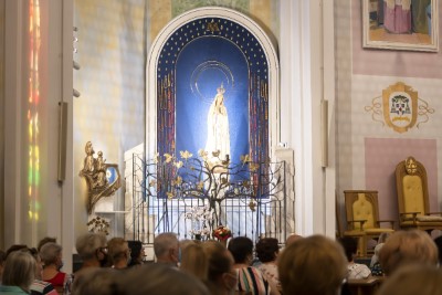 We wtorek 13 lipca przeżywaliśmy uroczyste Nabożeństwo Fatimskie. Naszym modlitwom przewodniczył ks. Patryk Chmielewski SDB. O godz. 18.40 zostały przedstawione prośby i podziękowania do Matki Bożej Fatimskiej, w intencji których sprawowana była także Msza Święta. Po Mszy Świętej wyruszyła procesja z figurą Matki Bożej. Nabożeństwo zakończył Apel Jasnogórski. fot. Joanna Prasoł