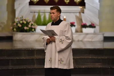 W Katedrze Rzeszowskiej podczas I Nieszporów Uroczystości św. Józefa Oblubieńca NMP odbył się obrzęd instalacji nowych kanoników Kapituły Katedralnej w Rzeszowie. Liturgii Nieszporów przewodniczył ks. Krzysztof Gołąbek, proboszcz Katedry i prepozyt Kapituły Katedralnej, który wygłosił również homilię. Uroczystości rozpoczęły się od odczytania przez ks. Gołąbka dekretu bp. Jana Wątroby o włączeniu nowych członków do grona Kapituły. Następnie nowi kanonicy złożyli wyznanie wiary oraz przysięgę wierności przy obejmowaniu urzędu wykonywanego w imieniu Kościoła.

Do grona kanoników katedralnych dołączyli: ks. dr Paweł Synoś – Wikariusz Biskupi do spraw duchowieństwa diecezjalnego, ks. Prałat dr Piotr Tarnawski – Sekretariat Stanu Stolicy Apostolskiej, ks. dr Marek Story – Dykasteria Nauki Wiary w Watykanie, ks. dr Stanisław Kamiński – Wikariusz Biskupi do spraw życia konsekrowanego, proboszcz Parafii św. Józefa w Głogowie Małopolskim, ks. kanonik Stanisław Jamiński – proboszcz Parafii NNMP w Rzeszowie – Staroniwa, ks. kanonik Tadeusz Pindara – proboszcz Parafii Matki Bożej Częstochowskiej w Rzeszowie, ks. dr Przemysław Drąg – proboszcz Parafii pw. Trójcy Przenajświętszej w Głogowie Małopolskim.

W diecezji rzeszowskiej istnieje kapituła katedralna i cztery kapituły kolegiackie: biecka, jasielska, kolbuszowska i strzyżowska. Historycznie kanonicy byli księżmi stanowiącymi grupę skupioną wokół biskupa miejsca, których zadaniem było pomaganie mu w zarządzaniu lokalnym Kościołem. Obowiązani byli określoną regułą, czyli kanonem praw, stąd właśnie pochodzi nazwa kanonik.

Poszczególne kapituły mają swoje charakterystyczne stroje, którymi wyróżniają się od pozostałych duchownych. Strojem kanoników kapitulnych jest sutanna z obszywkami i guzikami koloru fioletowego, pas fioletowy, następnie rokieta, mucet (fioletowa pelerynka) lub mantolet oraz łańcuch z dystynktorium. Fot. ks. Jakub Oczkowicz
