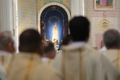 „Eucharystia powinna nas prowadzić do odkrycia kapłańskiej misji Ludu Bożego, kapłańskiej misji każdego z nas” – powiedział Biskup Rzeszowski podczas Mszy Wieczerzy Pańskiej, której przewodniczył w katedrze rzeszowskiej w Wielki Czwartek, 2 kwietnia 2026 r.
Podczas uroczystej liturgii Wielkiego Czwartku w katedrze rzeszowskiej, której przewodniczył bp Jan Wątroba, wierni zostali zaproszeni do refleksji nad tajemnicą Eucharystii, kapłaństwa oraz powołania całego Ludu Bożego do udziału w misji Chrystusa. Na zakończenie homilii biskup zachęcił do szczególnej modlitwy za kapłanów, zwłaszcza tych przeżywających trudności i kryzysy. „Panie Jezu, dobry pasterzu i towarzyszu wędrówki, dziś powierzamy Ci wszystkich kapłanów, ale zwłaszcza tych, którzy przechodzą chwilę kryzysu” – powiedział Biskup Rzeszowski. Wezwał także wspólnotę wiernych do troski o kapłanów poprzez modlitwę, życzliwość i wsparcie.
Wielkoczwartkowa liturgia w katedrze rzeszowskiej stała się nie tylko dziękczynieniem za dar Eucharystii i kapłaństwa, ale także wezwaniem do odnowienia świadomości odpowiedzialności każdego wiernego za życie Kościoła i świadectwo wiary w świecie. fot. ks. Jakub Oczkowicz