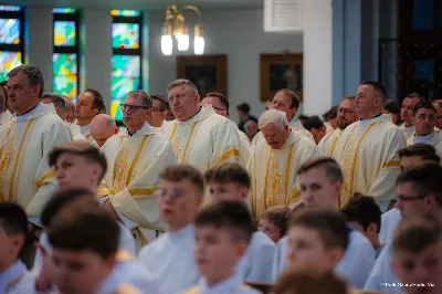 W Wielki Czwartek o godz. 10.00 w naszej Katedrze bp Jan Wątroba przewodniczył Mszy Krzyżma. Jest ona wyrazem jedności i wspólnoty duchowieństwa diecezji. Podczas tej Mszy Świętej biskup poświęcił olej chorych, katechumenów oraz olej krzyżma. Księża koncelebrujący z biskupem Eucharystię odnowili przyrzeczenia kapłańskie. W koncelebrze wzięli udział bp Kazimierz Górny, bp Edward Białogłowski oraz ponad 200 kapłanów z całej diecezji. W Eucharystii wzięli również udział licznie zebrani ministranci, lektorzy, animatorzy, ceremoniarze, członkowie scholi parafialnych i dziewczęcej służby maryjnej. Podczas Mszy Świętej zaśpiewał chór męski pod dyrekcją ks. Andrzeja Widaka. Przy organach zasiadł ks. Julian Wybraniec. fot. Piotr Szorc