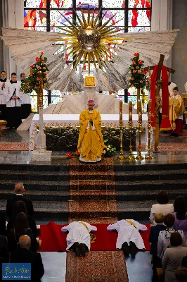 27 maja 2023 r. w Katedrze Rzeszowskiej sześciu diakonów naszej diecezji przyjęło sakrament kapłaństwa.
Do grona neoprezbiterów diecezji rzeszowskiej należą: ks. Mikołaj Czurczak z parafii pw. Znalezienia Krzyża Świętego w Niebylcu, ks. Sebastian Drzał z parafii pw. Miłosierdzia Bożego w Łukawcu, ks. Damian Knapik z parafii pw. Najświętszego Serca Pana Jezusa w Pagorzynie, ks. Michał Mycek z parafii pw. Narodzenia Najświętszej Maryi Panny w Sędziszowie Małopolskim, ks. Jakub Ochoński z parafii pw. Św. Michała Archanioła w Rzeszowie, ks. Rafał Szpunar z parafii pw. Św. Stanisława Kostki w Jasionce.
Mszy św. przewodniczył i święceń udzielił biskup Jan Wątroba. Eucharystię koncelebrowało około 70 księży, m.in: przełożeni Wyższego Seminarium Duchownego w Rzeszowie oraz proboszczowie i wikariusze z parafii rodzinnych neoprezbiterów. W Eucharystii uczestniczył arcybiskup Edward Nowak, biskup Kazimierz Górny i biskup Edward Białogłowski.
W niedzielę, 28 maja, w Uroczystość Zesłania Ducha Świętego, neoprezbiterzy będą sprawować w swoich rodzinnych parafiach uroczyste Msze św. prymicyjne, a w najbliższych tygodniach otrzymają skierowania do parafii. 
fot. Piotr Szorc