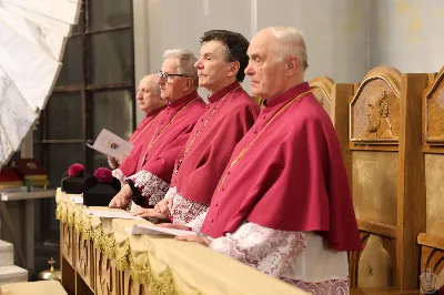 We wtorek 24 marca, w Katedrze Rzeszowskiej o godz. 19.00 podczas I Nieszporów Uroczystości Zwiastowania Pańskiego odbył się obrzęd wprowadzenia nowych kanoników Kapituły Katedralnej w Rzeszowie. Liturgii Nieszporów przewodniczył ks. Krzysztof Gołąbek, proboszcz Katedry i prepozyt Kapituły Katedralnej. Do grona kanoników katedralnych dołączyli: ks. dr Stanisław Kamiński, Wikariusz Biskupi ds. Życia Konsekrowanego oraz proboszcz parafii św. Józefa w Głogowie Małopolskim, ks. Jacek Szczęch, proboszcz parafii Matki Bożej Nieustającej Pomocy i św. Floriana w Rzeszowie oraz wykładowca w Instytucie Wyższych Studiów Teologicznych w Rzeszowie, ks. dr Lucjan Dyka, proboszcz parafii pw. św. Józefa Sebastiana Pelczara w Rzeszowie oraz wykładowca w Diecezjalnym Studium Organistowskim w Rzeszowie, ks. dr Piotr Potyrała, Dyrektor Caritas Diecezji Rzeszowskiej. fot. ks. Jakub Oczkowicz
