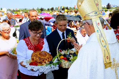 W niedzielę 25.08.2019 r. przy Katedrze Rzeszowskiej odbyły się Dożynki Diecezjalne. Do Parku Papieskiego przyjechało 73 delegacje z wieńcami dożynkowymi. fot. Andrzej Kotowicz