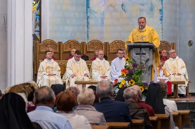 W piątek (16 czerwca) obchodziliśmy uroczystość Najświętszego Serca Pana Jezusa – dzień odpustu w Katedrze Rzeszowskiej. O godz. 18.00 została odprawiona uroczysta Msza Święta, której przewodniczył bp Jan Wątroba. Po Mszy Świętej Biskup poświęcił tablicę upamiętniającą życie i dzieło śp. Ks. Infułata Stanisława Maca. 
Po jego śmierci w 2020 roku, Ksiądz Proboszcz Krzysztof Gołąbek wraz z Parafialną Radą Duszpasterską postanowił stworzyć tablicę pamiątkową poświęconą śp. Księdzu Infułatowi. 
Istnieje już takowa poświęcona budowniczym i architektom, przygotowana jeszcze za życia ks. Maca, przez Niego zaprojektowana i umieszczona na Jego prośbę w szeregu pamiątkowych tablic przed wejściem do dolnego kościoła, ale chciano upamiętnić osobę i dzieło tej świątyni tablicą bardziej okazałą przy wejściu głównym. W szafie z pamiątkami po Ks. Infułacie odnaleziono wyzłocone serce i tak zrodziła się myśl, by umieścić to serce w pamiątkowej tablicy jako symbol wiary tego kapłana, jego czci wobec Bożego Serca i troski o świątynię dedykowaną Najświętszemu Sercu Pana Jezusa.
W książce pt. „Komu bije Dzwon Wolności” ks. Stanisław Mac zapisał: „Staram się zgodnie z testamentem zawartym w akcie erekcyjnym pod budowę kościoła, aby w tej świątyni po wsze czasy rozkwitał kult do Najświętszego Serca Pana Jezusa jako źródła miłości i dobroci”. 
Niech ta tablica będzie wyrazem naszej czci i pamięci wobec osoby Ks. Infułata, Jego dzieła i poświęcenia dla chwały Bożego Serca.
fot. Joanna Prasoł