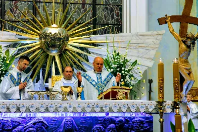 Mszy Świętej przewodniczył i homilię wygłosił ks. Piotr Fortuna - proboszcz parafii Matysówka. Liturgię oraz Różaniec przygotowały ss. Serafitki oraz ss. Felicjanki. fot. Andrzej Kotowicz