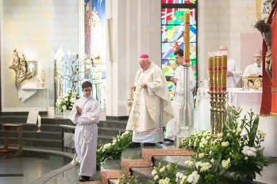 26 maja dla parafii katedralnej w Rzeszowie był szczególnym dniem dziękczynienia za dar kapłaństwa i znakiem obecności Maryi. W tym dniu parafianie przywitali peregrynującą w diecezji rzeszowskiej figurę Matki Bożej Fatimskiej i modlili się z księżmi, którzy obchodzili 10. rocznicę swoich święceń prezbiteratu.
Przed rozpoczęciem uroczystej Eucharystii pod przewodnictwem bpa Kazimierza Górnego, wierni zgromadzeni w świątyni przywitali figurę Matki Bożej Fatimskiej. O godz. 18.00 rozpoczęła się Msza Święta koncelebrowana przez 15 kapłanów wyświęconych 26 maja 2012 r. i sprawowana jako dziękczynienie za dar powołania do kapłaństwa. Bp Kazimierz w homilii przywołał wspomnienia z tego dnia, kiedy diecezja rzeszowska wzbogaciła się o nowych księży, którzy po raz pierwszy celebrowali z nim Eucharystię. Podkreślił także znaczenie codziennej kapłańskiej posługi, która wymaga trudu i poświęcenia w imię Chrystusa. Jubileusz 10-lecia kapłaństwa obchodzili: ks. Wojciech Chrostowski pochodzący z Gorlic (Fara), ks. Mirosław Dziadosz z Jasła (Chrystusa Króla), ks. Paweł Gąsior z Rożnowic, ks. Damian Jacek z Czudca, ks. Mirosław Kardaś ze Strzyżowa (św. J.S. Pelczara), ks. Tomasz Kołodziej z Trzebosi, ks. Filip Mikuła z Rzeszowa (Katedra), ks. Mateusz Mycek z Sędziszowa Małopolskiego (Fara), ks. Marcin Pokrywka z Przeworska (Ojcowie Bernardyni, diec. przemyska), ks. Nikodem Rybczyk z Gorlic (Fara), ks. Tomasz Ryczek z Turzy (diec. tarnowska), ks. Paweł Sikora z Rzeszowa (Zwięczyca – św. Józefa), ks. Krzysztof Wilczkiewicz z Gorlic (Glinik), ks. Tomasz Wójcik z Niewodnej oraz ks. Julian Wybraniec z Rzeszowa (św. Rocha). Po Mszy Świętej odśpiewano Litanię Loretańską przy wystawionym Najświętszym Sakramencie, po czym miała miejsce adoracja prywatna do godz. 20.30. Następnie odmówiono radosną część różańca i odśpiewano Apel Jasnogórski. Także przez kolejny dzień wierni mogli zawierzać swoje intencje Maryi w kolejnych częściach modlitwy różańcowej. W piątek po Mszy Świętej wieczornej figurę Matki Bożej przekazano do parafii Opatrzności Bożej w Rzeszowie. 
Peregrynacja figury Matki Bożej Fatimskiej w diecezji rzeszowskiej odbywa się z okazji 30. rocznicy powstania diecezji. Od 25 marca 2022 figura Matki Bożej Fatimskiej jest przekazywana do poszczególnych parafii diecezji i połączona z adoracją Najświętszego Sakramentu. 
Angelika Karnasiewicz, fot. Małgorzata Ryndak