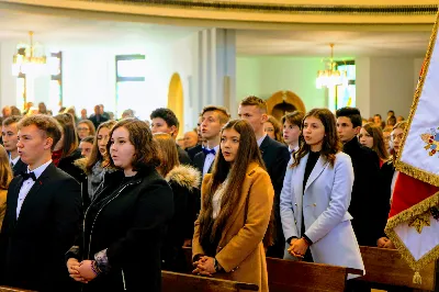 „Jesteśmy na świecie, aby stać pod krzyżem, głosić prawdę o krzyżu i bronić krzyża. W nim jest cała nasza nadzieja” – powiedział bp Jan Wątroba w dniu Uroczystości Jezusa Chrystusa Króla Wszechświata w rzeszowskiej katedrze. Podczas Mszy św. nowi członkowie Katolickiego Stowarzyszenia Młodzieży złożyli przyrzeczenie, a prezesi oddziałów parafialnych Akcji Katolickiej otrzymali nominacje.  Mszy św. przewodniczył bp Jan Wątroba. W koncelebrze uczestniczyli infułaci: ks. Stanisław Mac, ks. Wiesław Szurek i ponad 20 księży, wśród nich ks. Stanisław Potera, asystent diecezjalny Akcji Katolickiej (AK) i ks. Tomasz Ryczek, asystent diecezjalny Katolickiego Stowarzyszenia Młodzieży (KSM).  Po wyznaniu wiary 73 młode osoby złożyły przyrzeczenie Katolickiego Stowarzyszenia Młodzieży.  Po Komunii św. bp Jan Wątroba, razem z ks. Stanisławem Poterą, wręczył nominacje 19 nowym prezesom oddziałów parafialnych Akcji Katolickiej.  Na zakończenie Mszy św. bp Wątroba, na prośbę ks. Krzysztofa Gołąbka, proboszcza parafii katedralnej, wręczył dyplomy ceremoniarza Rafałowi Waszczakowi i Dawidowi Różańskiemu, długoletnim członkom Liturgicznej Służby Ołtarza w parafii katedralnej.  fot. Andrzej Kotowicz