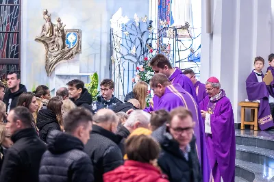 W Środę Popielcową (14 lutego) biskup Jan Wątroba odprawił w katedrze rzeszowskiej Mszę Świętą na rozpoczęcie Wielkiego Postu. Homilię wygłosił ks. dr Paweł Koleśnikowicz, który prowadzi rekolekcje wielkopostne w parafii katedralnej. Podczas Eucharystii odbył się obrzęd posypania głów popiołem. Śpiew podczas liturgii prowadziła Katedralna Schola Liturgiczna. Liturgia była transmitowana przez Radio VIA. fot. Joanna Prasoł