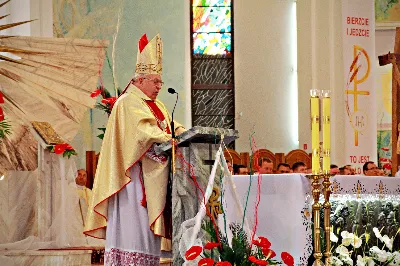 Z pomocą Pana Boga i naszego Zbawiciela, Jezusa Chrystusa, wybieramy tych naszych braci do stanu prezbiteratu”. Tymi słowami, zawartymi w obrzędach święceń, 26 maja br. bp Kazimierz Górny przyjął do grona kapłanów siedemnastu diakonów z Wyższego Seminarium Duchownego w Rzeszowie.
Uroczystą Mszę św. z udzieleniem sakramentu święceń koncelebrowało 110 kapłanów. W homilii Ksiądz Biskup spośród wielu cech, którymi powinien odznaczać się kapłan, wyróżnił wierność Chrystusowi. Odniósł się do obecnych realiów, w których przyjdzie posługiwać neoprezbiterom, a wobec nowych wymagań współczesności, Ksiądz Biskup postawił im za wzór postacie św. Józefa Sebastiana Pelczara oraz błogosławionych kapłanów pochodzących z terenu naszej diecezji: Jana Balickiego, Władysława Findysza, Romana Sitko i Józefa Kowalskiego.
Obrzędy święceń rozpoczęły się po homilii. Najpierw diakoni złożyli przyrzeczenie czci i posłuszeństwa wobec biskupa i jego następców. Następnie wszyscy zgromadzeni, śpiewając Litanię do Wszystkich Świętych, prosili o wylanie Ducha Świętego na kandydatów do prezbiteratu, którzy w tym momencie modlili się leżąc krzyżem. Kluczowym momentem liturgii święceń było nałożenie rąk na głowy diakonów przez Księdza Biskupa i prezbiterów oraz odmówienie modlitwy konsekracyjnej. Od tej chwili diecezja rzeszowska wzbogaciła się o nowych siedemnastu kapłanów, którzy po raz pierwszy celebrowali Eucharystię ze swoim biskupem. Po jej zakończeniu, powierzyli całe swoje kapłańskie życie opiece Maryi - Matce kapłanów.
Dzień święceń kapłańskich jest uroczystością dla całej diecezji. Bowiem tych siedemnastu nowych księży, którzy poświęcili całe swoje życie na ofiarną służbę Bogu, Kościołowi i Ojczyźnie, stanowi wyjątkowo radosny prezent nie tylko dla ich Matek, które obchodziły tego dnia swoje święto, ale są oni darem dla całego Kościoła i diecezji rzeszowskiej, w której będą posługiwać. Neoprezbiterzy pod koniec czerwca otrzymają skierowanie na zastępstwa w parafiach diecezji, a od końca sierpnia rozpoczną pracę jako wikariusze na swoich pierwszych placówkach.

Święcenia przyjęli:

ks. Grzegorz Białoń z Małastowa
ks. Wojciech Chrostowski z Gorlic (Fara)
ks. Mirosław Dziadosz z Jasła (Chrystus Król)
ks. Paweł Gąsior z Rożnowic
ks. Mirosław Głowacki z Chmielowa (diec. sandomierska)
ks. Damian Jacek z Czudca
ks. Mirosław Kardaś ze Strzyżowa (św. J. S. Pelczara)
ks. Tomasz Kołodziej z Trzebosi
ks. Filip Mikuła z Rzeszowa (Katedra)
ks. Mateusz Mycek z Sędziszowa Małopolskiego (Fara)
ks. Marcin Pokrywka z Przeworska (Ojcowie Bernardyni, diec. przemyska)
ks. Nikodem Rybczyk z Gorlic (Fara)
ks. Tomasz Ryczek z Turzy (diec. tarnowska)
ks. Paweł Sikora z Rzeszowa (Zwięczyca - św. Józefa)
ks. Krzysztof Wilczkiewicz z Gorlic (Glinik)
ks. Tomasz Wójcik z Niewodnej
ks. Julian Wybraniec z Rzeszowa (św. Rocha)