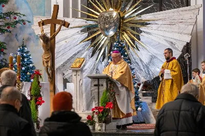 W Niedzielę Wielkanocną Mszy Świętej z procesją rezurekcyjną przewodniczył bp Edward Białogłowski.
fot. Joanna Prasoł