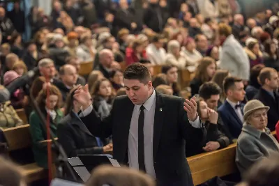 Uroczystość Chrystusa Króla to także święto Akcji Katolickiej i KSM-u. Centralnej uroczystości w Katedrze przewodniczył biskup diecezjalny Jan Wątroba. Eucharystię koncelebrowało 25 księży, wśród nich ks. Stanisław Potera – asystent diecezjalny AK i ks. Tomasz Ryczek – asystent diecezjalny KSM. Po wyznaniu wiary 88 młodych osób złożyło przyrzeczenie Katolickiego Stowarzyszenia Młodzieży. Obrzęd przyrzeczenia prowadził Paweł Grodzki – prezes KSM Diecezji Rzeszowskiej. Ceremonia zakończyła się odśpiewaniem hymnu KSM i zawołaniem: „Przez cnotę, naukę i pracę, służyć Bogu i Ojczyźnie, Gotów!”

Po Komunii św. bp Jan Wątroba, razem z ks. Stanisławem Poterą, wręczył nominacje 20 nowym prezesom oddziałów parafialnych Akcji Katolickiej. Krótkie przemówienia wypowiedzieli kolejno: Jeremi Kalkowski – prezes Zarządu Diecezjalnego Instytutu AK i Paweł Grodzki.

Po Komunii św. wszyscy zebrani uklękli przed Najświętszym Sakramentem. Biskup Ordynariusz odczytał Jubileuszowy Akt Przyjęcia Jezusa Chrystusa za Króla i Pana.

Po Mszy św. bp Jan Wątroba wręczył odznaki i legitymacje nowym członkom KSM.

fot. Fotografiarzeszow