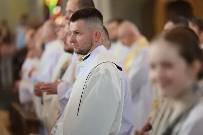 „Eucharystia powinna nas prowadzić do odkrycia kapłańskiej misji Ludu Bożego, kapłańskiej misji każdego z nas” – powiedział Biskup Rzeszowski podczas Mszy Wieczerzy Pańskiej, której przewodniczył w katedrze rzeszowskiej w Wielki Czwartek, 2 kwietnia 2026 r.
Podczas uroczystej liturgii Wielkiego Czwartku w katedrze rzeszowskiej, której przewodniczył bp Jan Wątroba, wierni zostali zaproszeni do refleksji nad tajemnicą Eucharystii, kapłaństwa oraz powołania całego Ludu Bożego do udziału w misji Chrystusa. Na zakończenie homilii biskup zachęcił do szczególnej modlitwy za kapłanów, zwłaszcza tych przeżywających trudności i kryzysy. „Panie Jezu, dobry pasterzu i towarzyszu wędrówki, dziś powierzamy Ci wszystkich kapłanów, ale zwłaszcza tych, którzy przechodzą chwilę kryzysu” – powiedział Biskup Rzeszowski. Wezwał także wspólnotę wiernych do troski o kapłanów poprzez modlitwę, życzliwość i wsparcie.
Wielkoczwartkowa liturgia w katedrze rzeszowskiej stała się nie tylko dziękczynieniem za dar Eucharystii i kapłaństwa, ale także wezwaniem do odnowienia świadomości odpowiedzialności każdego wiernego za życie Kościoła i świadectwo wiary w świecie. fot. ks. Jakub Oczkowicz