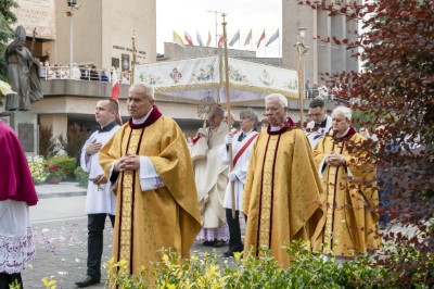 W piątek (11 czerwca) obchodziliśmy Uroczystość Najświętszego Serca Pana Jezusa - nasz odpust parafialny. Dziękujemy za tak liczny udział! Kazania odpustowe wygłosił ks. dziekan Krzysztof Szopa, proboszcz parafii Osobnica, były wikariusz naszej parafii. O godz. 18.00 uroczystej Mszy Świętej przewodniczył bp Jan Ozgi z Kamerunu (wikariusz katedralny w latach 1981-1985). Podczas Mszy Świętej zaśpiewał Katedralny Chór Chłopięco-Męski Pueri Cantores Resovienses i zagrała orkiestra dęta.  fot. Joanna Prasoł