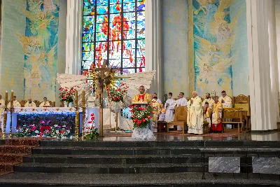 W piątek 28 czerwca obchodziliśmy Uroczystość Najświętszego Serca Pana Jezusa. Jest to nasze święto patronalne złączone z możliwością zyskania odpustu zupełnego. Uroczystej sumie odpustowej przewodniczył bp Edward Białogłowski. Kaznodzieją odpustowym był ks. dr Łukasz Hendzel. fot.: www.facebook.com/Fotografiarzeszow https://fotografiarzeszow.com.pl/