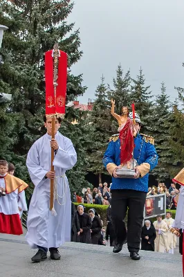 O świcie w Niedzielę Zmartwychwstania została odprawiona uroczysta Mszy św. w rzeszowskiej katedrze. Eucharystię poprzedziła procesja rezurekcyjna z Najświętszym Sakramentem. W oprawie muzycznej celebracji wziął udział katedralny chór chłopięco-męski Pueri Cantores Resovienses oraz katedralna orkiestra dęta.
Dnia 31 marca 2024 r. o godz. 6 w rzeszowskiej katedrze na rozpoczęcie procesji rezurekcyjnej rozbrzmiało zawołanie: „Chrystus zmartwychwstał, prawdziwie zmartwychwstał”. Wyrazem radości paschalnej była procesja z Najświętszym Sakramentem dokoła katedry z udziałem licznie zgromadzonych wiernych, straży grobowej i orkiestry dętej.
Po zakończonej procesji, została odprawiona uroczysta Eucharystia pod przewodnictwem ks. Krzysztofa Gołąbka, prepozyta rzeszowskiej kapituły katedralnej i proboszcza miejscowej wspólnoty parafialnej. Homilię wygłosił ks. Michał Rurak, penitencjarz kapituły, który zachęcał do zgłębiania tajemnicy zmartwychwstania.

„Zmartwychwstania jest czymś jedynym i wyjątkowym w swoim rodzaju. Łatwo napisać i powiedzieć czym zmartwychwstanie nie jest. Ale napisać i powiedzieć czym zmartwychwstanie jest, to zadanie na całe życie, i to nie tylko dla teologa czy księdza. To zadanie dla każdego z nas. Najważniejsze zadanie w życiu, bo ono zdecyduje co z nami będzie” – mówił kaznodzieja.
Ks. Rurak ukazał konsekwencje zmartwychwstania Chrystusa dla każdego wierzącego w kontekście całej historii Boga i człowieka. Mówił: „Zmartwychwstanie nie dotyczy tylko przyszłości, czasu po śmierci. Ono ma także znaczenie dla naszej doczesności. Bo skoro życie ma prowadzić do Zmartwychwstania, to znaczy, że ma wartość samo w sobie, że trzeba je szanować i jak najlepiej przeżyć.”
Na zakończenie Eucharystii transmitowanej przez katolickie Radio „VIA”, katedralny chór chłopięco-męski Pueri Cantores Resovienses pod dyrekcją Aleksandry Fiołek-Matuszewskiej wykonał uroczyste „Alleluja” z oratorium G.F. Haendla. Po zakończonej Mszy św. rezurekcyjnej katedralna orkiestra dęta pod batutą Tadeusza Cielaka odegrała radosne utwory wielkanocne. fot. Joanna Prasoł