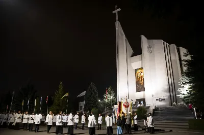 Objawienia Fatimskie to ważny dla katolików znak Bożej Opatrzności i nieustannej opieki Matki Bożej. Fatima to miasto w środkowo-zachodniej Portugalii. To właśnie tam miały miejsce objawienia Najświętszej Maryi Panny w 1917 roku, jakich doświadczyli Łucja Dos Santos oraz Hiacynta i Franciszek Marto – mali pastuszkowie. Maryja ukazywała się dzieciom każdego 13-go dnia miesiąca od maja do października.  Na pamiątkę tychże objawień, Kościół Katolicki uczestniczy w tzw. nabożeństwach fatimskich. Ostatnie z nich miały miejsce 13 października – w naszej Katedrze obecna była również cała wspólnota Wyższego Seminarium Duchownego w Rzeszowie. Uroczystości rozpoczęły się Mszą świętą o godzinie 19:00 pod przewodnictwem księdza rektora Pawła Pietrusiaka, zaś homilię wygłosił ojciec duchowny ks. Andrzej Szpaczyński.  Ojciec Andrzej już na początku wygłaszanego słowa skierował naszą uwagę na wielki cud Eucharystii: „Czy zobaczymy jakiś cud? Czy dany będzie jakiś znak?” – zapytał i od razu odpowiedział: „Nie wiadomo, czy będzie coś niezwykłego, ale jestem przekonany, że będzie cud – cud przemiany chleba i wina w Ciało i Krew Chrystusa – ten cud się dokona”. To bardzo ważne w życiu każdego chrześcijanina, aby nie szukać mistycznych doznań, czy szczególnych znaków od Boga, ale aby ujrzeć największy cud jakim jest Eucharystia. W tym darze możemy uczestniczyć każdego dnia i do tego też jesteśmy zaproszeni.  Po Eucharystii odbyła się procesja z figurą Matki Bożej Fatimskiej oraz Różaniec z rozważaniami przygotowanymi przez diakonów naszej diecezji.  Jesteśmy wdzięczni Panu Bogu za łaskę miłosierdzia i wezwania do pokoju jakie przesłał przez objawienia Pani Fatimskiej i nieustannie prosimy Go, abyśmy coraz mocniej potrafili kochać i dążyć do jedności. Za ten czas wspólnej modlitwy, chwała Panu!  fot. Joanna Prasoł