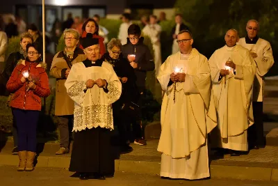 W niedzielę 13 października przeżywaliśmy uroczyste Nabożeństwo Fatimskie z udziałem WSD w Rzeszowie. Mszy Świętej przewodniczył i homilię wygłosił ks. Krystian Winiarski - prefekt WSD. O godz. 18.40 zostały przedstawione prośby i podziękowania do Matki Bożej Fatimskiej, w intencji których sprawowana była także Msza Święta. Po Mszy Świętej wyruszyła procesja z figurą Matki Bożej i relikwiami świętych Dzieci Fatimskich. Nabożeństwo zakończył Apel Jasnogórski. fot. ks. Tomasz Nowak, Joanna Prasoł