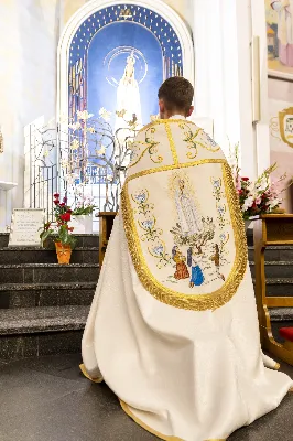 Objawienia Fatimskie to ważny dla katolików znak Bożej Opatrzności i nieustannej opieki Matki Bożej. Fatima to miasto w środkowo-zachodniej Portugalii. To właśnie tam miały miejsce objawienia Najświętszej Maryi Panny w 1917 roku, jakich doświadczyli Łucja Dos Santos oraz Hiacynta i Franciszek Marto – mali pastuszkowie. Maryja ukazywała się dzieciom każdego 13-go dnia miesiąca od maja do października.  Na pamiątkę tychże objawień, Kościół Katolicki uczestniczy w tzw. nabożeństwach fatimskich. Ostatnie z nich miały miejsce 13 października – w naszej Katedrze obecna była również cała wspólnota Wyższego Seminarium Duchownego w Rzeszowie. Uroczystości rozpoczęły się Mszą świętą o godzinie 19:00 pod przewodnictwem księdza rektora Pawła Pietrusiaka, zaś homilię wygłosił ojciec duchowny ks. Andrzej Szpaczyński.  Ojciec Andrzej już na początku wygłaszanego słowa skierował naszą uwagę na wielki cud Eucharystii: „Czy zobaczymy jakiś cud? Czy dany będzie jakiś znak?” – zapytał i od razu odpowiedział: „Nie wiadomo, czy będzie coś niezwykłego, ale jestem przekonany, że będzie cud – cud przemiany chleba i wina w Ciało i Krew Chrystusa – ten cud się dokona”. To bardzo ważne w życiu każdego chrześcijanina, aby nie szukać mistycznych doznań, czy szczególnych znaków od Boga, ale aby ujrzeć największy cud jakim jest Eucharystia. W tym darze możemy uczestniczyć każdego dnia i do tego też jesteśmy zaproszeni.  Po Eucharystii odbyła się procesja z figurą Matki Bożej Fatimskiej oraz Różaniec z rozważaniami przygotowanymi przez diakonów naszej diecezji.  Jesteśmy wdzięczni Panu Bogu za łaskę miłosierdzia i wezwania do pokoju jakie przesłał przez objawienia Pani Fatimskiej i nieustannie prosimy Go, abyśmy coraz mocniej potrafili kochać i dążyć do jedności. Za ten czas wspólnej modlitwy, chwała Panu!  fot. Joanna Prasoł