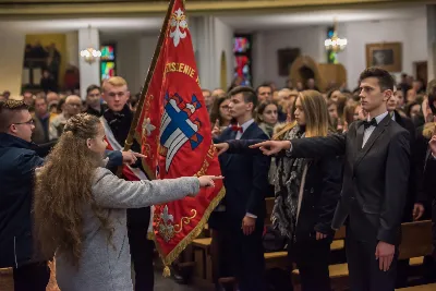 Uroczystość Chrystusa Króla to także święto Akcji Katolickiej i KSM-u. Centralnej uroczystości w Katedrze przewodniczył biskup diecezjalny Jan Wątroba. Eucharystię koncelebrowało 25 księży, wśród nich ks. Stanisław Potera – asystent diecezjalny AK i ks. Tomasz Ryczek – asystent diecezjalny KSM. Po wyznaniu wiary 88 młodych osób złożyło przyrzeczenie Katolickiego Stowarzyszenia Młodzieży. Obrzęd przyrzeczenia prowadził Paweł Grodzki – prezes KSM Diecezji Rzeszowskiej. Ceremonia zakończyła się odśpiewaniem hymnu KSM i zawołaniem: „Przez cnotę, naukę i pracę, służyć Bogu i Ojczyźnie, Gotów!”

Po Komunii św. bp Jan Wątroba, razem z ks. Stanisławem Poterą, wręczył nominacje 20 nowym prezesom oddziałów parafialnych Akcji Katolickiej. Krótkie przemówienia wypowiedzieli kolejno: Jeremi Kalkowski – prezes Zarządu Diecezjalnego Instytutu AK i Paweł Grodzki.

Po Komunii św. wszyscy zebrani uklękli przed Najświętszym Sakramentem. Biskup Ordynariusz odczytał Jubileuszowy Akt Przyjęcia Jezusa Chrystusa za Króla i Pana.

Po Mszy św. bp Jan Wątroba wręczył odznaki i legitymacje nowym członkom KSM.

fot. Fotografiarzeszow