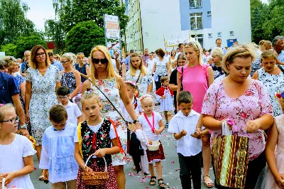 W piątek 13 września przeżywaliśmy uroczyste Nabożeństwo Fatimskie. Mszy Świętej przewodniczył ks. Jacek Pasela. Kazanie wygłosił ks. Michał Domasik. O godz. 18.40 zostały przedstawione prośby i podziękowania do Matki Bożej Fatimskiej, w intencji których sprawowana była także Msza Święta. Śpiewał chór z parafii pw. Św. Jadwigi Królowej pod dyrekcją Marcina Kaławaja. Po Mszy Świętej wyruszyła procesja z figurą Matki Bożej i relikwiami świętych Dzieci Fatimskich. Nabożeństwo zakończył Apel Jasnogórski. Dziękujemy parafii pw. Św. Jadwigi Królowej za przygotowanie liturgii oraz parafii pw. Michała Archanioła za prowadzenie modlitwy różańcowej. fot. Joanna Prasoł 