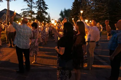 W czwartek 13 sierpnia przeżywaliśmy uroczyste Nabożeństwo Fatimskie. Naszym modlitwom przewodniczył ks. Wojciech Rybka SVD, misjonarz werbista, posługujący na Tajwanie. O godz. 18.40 zostały przedstawione prośby i podziękowania do Matki Bożej Fatimskiej, w intencji których sprawowana była także Msza Święta. Po Mszy Świętej wyruszyła procesja z figurą Matki Bożej. Nabożeństwo zakończył Apel Jasnogórski. fot. Rafał Waszczak