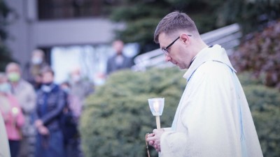 W czwartek 13 maja przeżywaliśmy uroczyste Nabożeństwo Fatimskie. Naszym modlitwom przewodniczył ks. dr Sławomir Jeziorski, prefekt i wykładowca Wyższego Seminarium Duchownego w Rzeszowie. O godz. 18.45 zostały przedstawione prośby i podziękowania do Matki Bożej Fatimskiej, w intencji których sprawowana była także Msza Święta. W koncelebrze uczestniczył ks. Piotr Tarnawski, radca Nuncjatury Apostolskiej w Moskwie, ks. Jan Młynarczyk, emerytowany proboszcz parafii Matki Bożej Królowej Polski i św. Jana Kantego w Sandomierzu i ks. Krzysztof Gołąbek, proboszcz parafii katedralnej i kustosz sanktuarium. Po Mszy Świętej wyruszyła procesja z figurą Matki Bożej. Nabożeństwo zakończył Apel Jasnogórski. fot. Małgorzata Ryndak