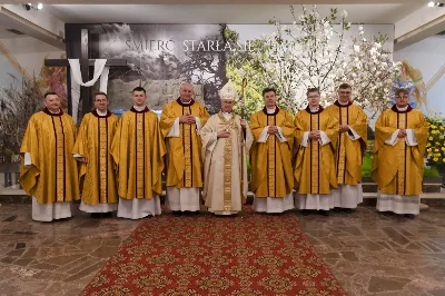 16 kwietnia 2022 r. bp Jan Wątroba przewodniczył liturgii Wigilii Paschalnej w naszej Katedrze. Podczas Mszy Świętej trzy osoby: Justyna, Anna i Nikola przyjęły sakrament chrztu, bierzmowania i Eucharystii.
fot. Joanna Prasoł