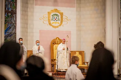 Mszy Świętej w święto Ofiarowania Pańskiego przewodniczył bp Jan Wątroba. W Eucharystii z okazji Dnia Życia Konsekrowanego uczestniczyli przedstawiciele sióstr i braci zakonnych, pustelnic, dziewic i wdów konsekrowanych oraz członków instytutów świeckich. Eucharystię koncelebrował ks. Stanisław Kamiński, wikariusz biskupi ds. zakonnych, a także 8 kapłanów. Homilię wygłosił bp Jan Wątroba. Śpiew podczas Mszy Świętej prowadziła Katedralna Schola Liturgiczna pod kierunkiem ks. Juliana Wybrańca przy akompaniamencie organowym Wiesława Siewierskiego. Fot. Paulina Lęcznar