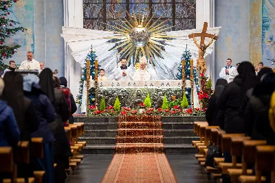 „Nasza wdzięczność jest szczególna wobec osób konsekrowanych za ich czytelne świadectwo wiary i za to, że żyjąc wiarą na co dzień ukazują chrystusowy styl życia” – mówił biskup Jan Wątroba podczas Mszy św. w katedrze rzeszowskiej w święto Ofiarowania Pańskiego. W Eucharystii, z okazji swojego święta patronalnego, uczestniczyły osoby konsekrowane posługujące w diecezji rzeszowskiej.
Mszy św. w katedrze rzeszowskiej przewodniczył bp Jan Wątroba, który modlił się w intencji osób konsekrowanych, przeżywających w święto Ofiarowania Pańskiego (02.02.) swoje święto patronalne. Eucharystię koncelebrował ks. Stanisław Kamiński, wikariusz biskupi ds. zakonnych, a także 9 kapłanów.
Na początku Mszy św. ks. Stanisław Kamiński powitał zebranych i wprowadził w przeżywaną liturgię. Następnie odbył się obrzęd błogosławieństwa świec i procesja z dolnego kościoła do głównej części katedry rzeszowskiej
Homilię wygłosił bp Jan Wątroba, który w pierwszej części, odnosząc się do przeżywanego święta, nawiązał do postawy Matki Najświętszej i św. Józefa. „Maryja uczy nas, że wierność Bogu oznacza wypełnianie prawa Bożego. Ona wypełniła wszystko bez wyjątku. Choć sama nie potrzebowała oczyszczenia, pozostała jednak posłuszna prawu. Skromna, prosta, uboga kobieta, poddana Bogu. W postawie Maryi i Józefa można dostrzec piękną lekcję dla rodziców i wychowawców. Rodzice powinni przedstawiać, czyli zawierzać swoje dzieci Panu Bogu. To jest gest wdzięczności wobec Stwórcy, a także znak wielkiej pokory wobec niełatwej misji rodzicielskiej i wychowawczej. Pełny rozwój człowieka dokonuje się dzięki Bożej łasce, a rodzice powinni się czuć narzędziem Bożej łaski, dlatego powinni często błogosławić swoje dzieci, modlić się za nie i z nimi oraz wciąż na nowo zawierzać je Panu Bogu” – mówił bp Wątroba.
Biskup Rzeszowski odnosząc się do obchodzonego Dnia życia konsekrowanego powiedział: „Trzy elementy wspólnoty: słowo, wierność i otwarcie na Ducha Świętego stanowią istotę życia każdej osoby konsekrowanej. Rozważać słowo Boże, trwać wiernie na modlitwie i być otwartym na to, co Duch Święty chce nam powiedzieć, to wypełnić powołanie do życia konsekrowanego, a jednocześnie wyznać wiarę w Kościół Chrystusowy. Nasza wdzięczność jest szczególna wobec osób konsekrowanych za ich czytelne świadectwo wiary i za to, że żyjąc wiarą na co dzień ukazują chrystusowy styl życia. Towarzyszą nam przez swoją pełną zatroskania miłosierną obecność, ale także przez milczącą obecność przepełnioną modlitwą w intencjach Kościoła, świata, a także poszczególnych osób i wspólnot”.
Po homilii osoby konsekrowane zgromadzone w katedrze odnowiły swoje przyrzeczenia.
Na zakończenie liturgii s. Agata Jakieła CSFN, referentka diecezjalna ds. życia konsekrowanego, podziękowała bp. Janowi Wątrobie za przewodniczenie liturgii i modlitwę w intencji osób życia konsekrowanego.
W Eucharystii w rzeszowskiej katedrze uczestniczyło prawie 100 osób życia konsekrowanego, a pośród nich ojcowie i bracia zakonni, siostry zakonne, wdowy i dziewice konsekrowane oraz członkowie instytutów świeckich. Śpiewy podczas liturgii wykonała Katedralna Schola Liturgiczna pod dyrekcją ks. Juliana Wybrańca, a przy organach zasiadł katedralny organista – Wiesław Siewierski. 

fot. Jola Warchoł