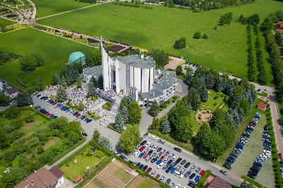 W uroczystość Najświętszego Ciała i Krwi Chrystusa Mszy Świętej w naszej Katedrze przewodniczył ks. proboszcz Krzysztof Gołąbek. Homilię wygłosił ks. Julian Wybraniec - wikariusz katedralny. Po zakończeniu liturgii wyruszyła procesja eucharystyczna do czterech ołtarzy rozmieszczonych wokół Katedry. W roku setnej rocznicy urodzin św. Jana Pawła II każdy z ołtarzy zawierał wizerunek Ojca Świętego i hasła inspirowane encykliką papieża pt. „Ecclesia de Eucharistia”: „Eucharystia sercem świata”, „Żyjemy dzięki Eucharystii”, „Eucharystia tworzy wspólnotę” i „Eucharystia bramą do nieba”. 