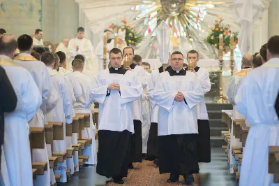 W Wielki Czwartek o godz. 10.00 w naszej Katedrze bp Jan Wątroba przewodniczył Mszy Krzyżma. Jest ona wyrazem jedności i wspólnoty duchowieństwa diecezji. Podczas tej Mszy Świętej biskup poświęcił olej chorych, katechumenów oraz olej krzyżma. Księża koncelebrujący z biskupem Eucharystię odnowili przyrzeczenia kapłańskie.
W koncelebrze wzięli udział bp Kazimierz Górny, bp Edward Białogłowski oraz 179 kapłanów z całej diecezji. W Eucharystii wzięli również udział licznie zebrani ministranci, lektorzy, animatorzy, ceremoniarze, członkowie scholi parafialnych i dziewczęcej służby maryjnej.
fot. Małgorzata Ryndak